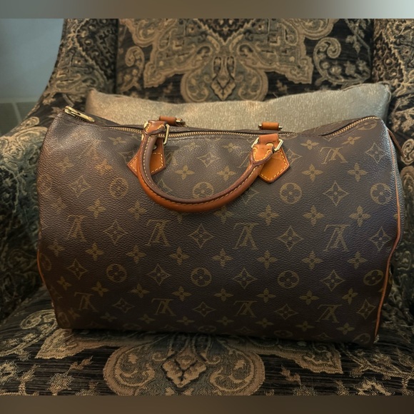 Authentic Louis Vuitton Monogram Speedy 35 - Picture 2 of 13